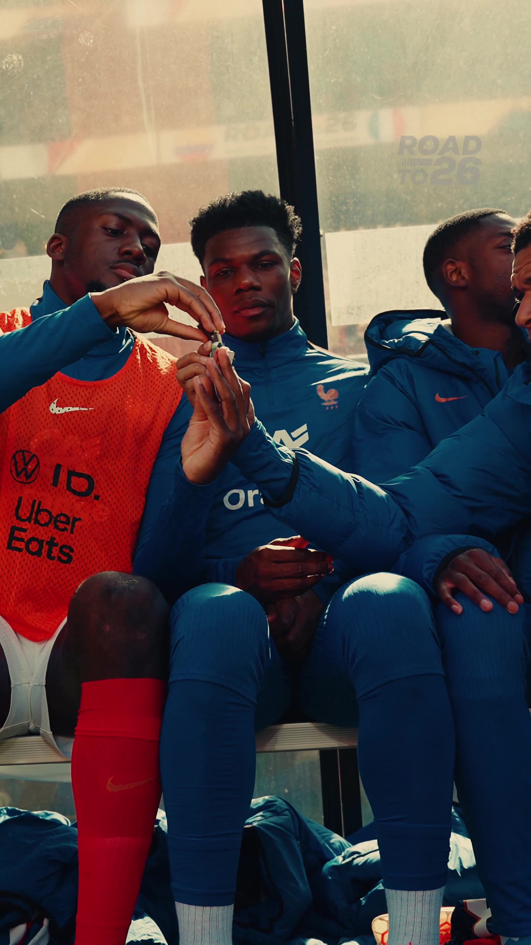 开云体育-你给我来点!姆巴佩替补席找科纳特要零食,吃了一口给了琼阿梅尼