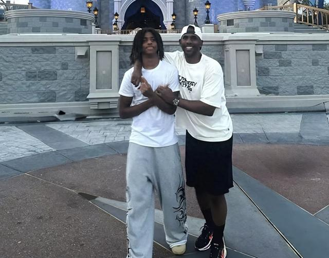 网页版登录入口-保罗带一家过节,赚4亿退役,老婆身材火辣,不工作享受生活|克里斯·保罗|nba|女儿|度假|一家人_新浪体育_新浪新闻